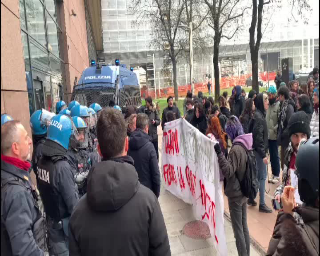 Tensioni a Politecnico di Torino tra manifestanti e forze Ps